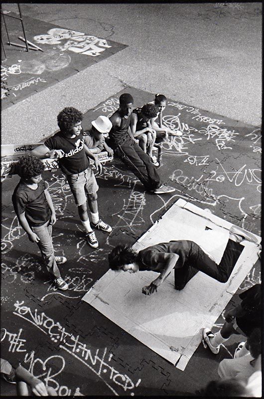 Breakdance na kartonu, hřiště pokreslené křídou. Foto: Martha Cooper