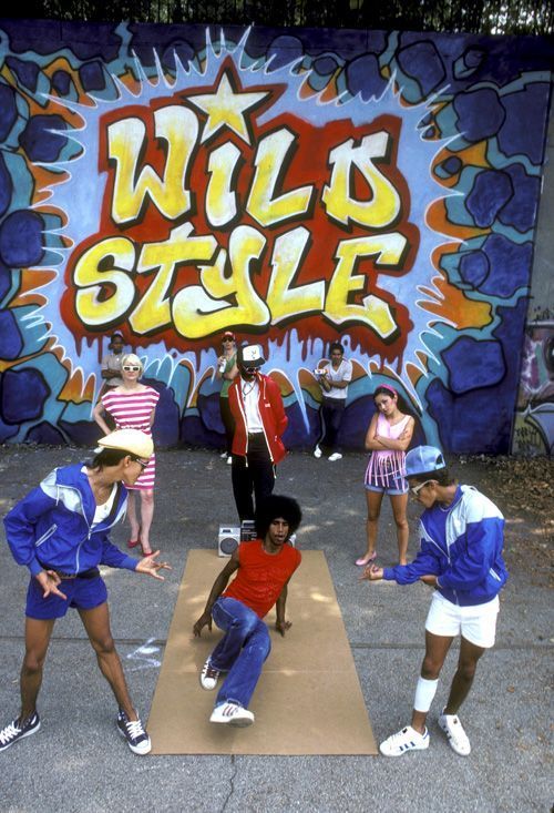 Tanečníci před zdí Wild Style, kterou v roce 1983 namalovali Zephyr, Revolt a Sharp. Foto: Martha Cooper