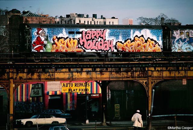 Souprava newyorského metra s celovozovým kusem Happy Holidays od writera Seena z roku 1982. Foto: © Martha Cooper
