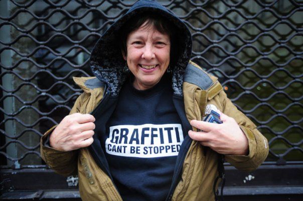 Martha Cooper v tričku Graffiti Can’t Be Stopped. Autor snímku není známý.