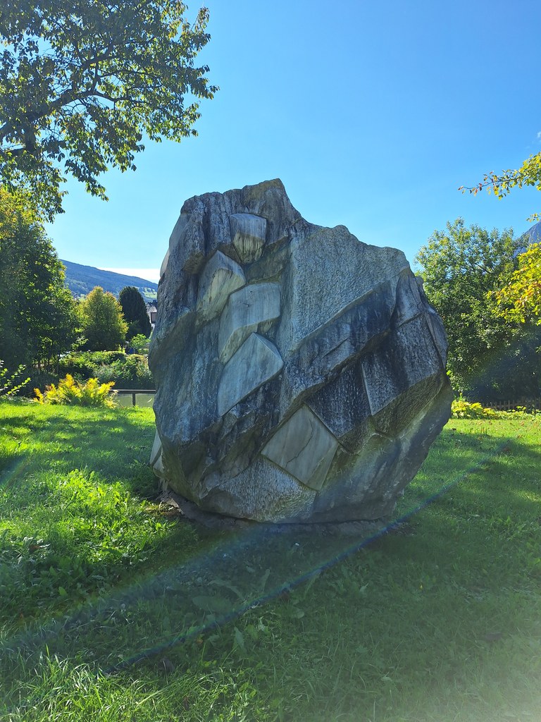 Týž kamenný objekt z obou stran, vlevo pohled od kostela - Sochařský park Irdning - 18. 9. 2025 - Foto: Jiří Provazník