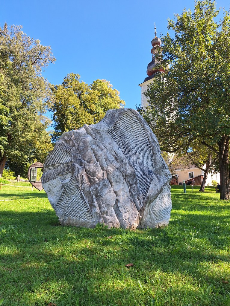 Týž kamenný objekt z obou stran, vlevo pohled od kostela - Sochařský park Irdning - 18. 9. 2025 - Foto: Jiří Provazník